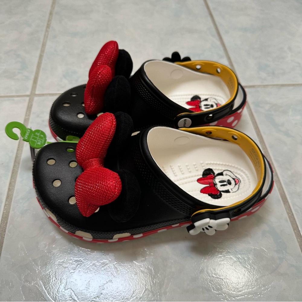 NWT Crocs Kids Disney Minnie Mouse Classic Clogs Size J4 W6/M4 - Picture 8 of 9
